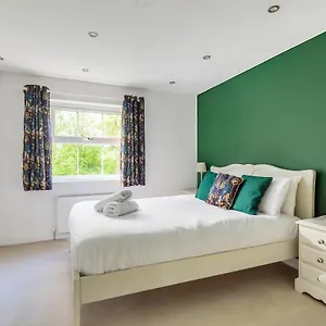  Holiday home St Court - 2 Bed House 10 Mins To Station United Kingdom