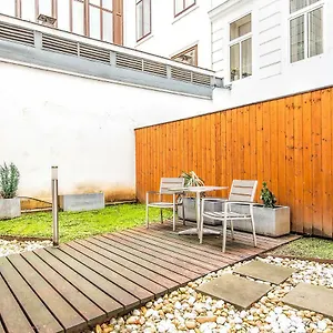 Beautiful In Vienna's Heart Apartment